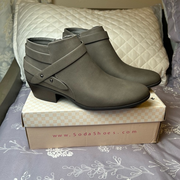 Soda SWEETEN Women's Multi Strap Ankle Bootie Block Heel Size 9, Grey NWT - Picture 2 of 6